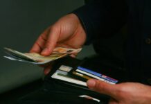 Κατώτατος μισθός: Σε διαβούλευση για το 2026 – Στόχος τα 950 ευρώ το 2027