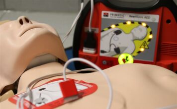 Μητέρα μαθητή, χάρισε απινιδωτή στο Δημοτικό Σχολείο Πετεινού