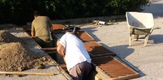 Σκουπίδια, πλαστικά και συσκευασίες στις σκάρες ομβρίων.
