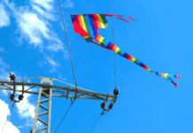 ΔΕΔΔΗΕ: Προσοχή κατά το πέταγμα χαρταετού – Τι να κάνετε αν μπλεχτεί σε καλώδια