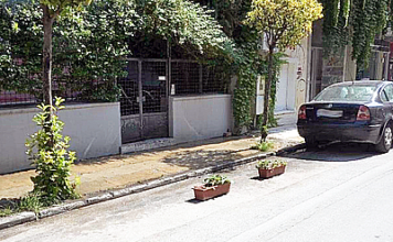 Ξεχάστε τα καφάσια και τις γλάστρες: Τι πρόστιμο πληρώνεις αν κρατάς θέση πάρκινγκ