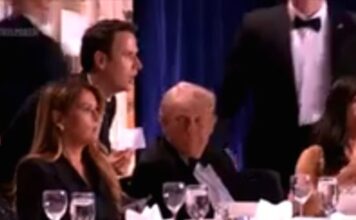 Πυρά στο δείπνο ανταποκριτών του Λευκού Οίκου – Απομακρύνθηκε ο Τραμπ – Συνελήφθη ο δράστης