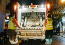 Φρίκη με άστεγο που κοιμόταν μέσα σε κάδο και τον μάζεψε απορριμματοφόρο