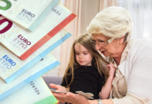 «Νταντάδες της Γειτονιάς»: Μετά το Πάσχα οι αιτήσεις για τα 500 ευρώ – Τα εισοδηματικά κριτήρια