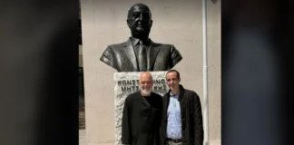 Στη Δερβιτσάνη ο Δημητριάδης: ιδιωτική επίσκεψη στην προτομή του παππού του, συνοδεία του Έντι Ράμα