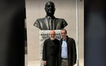 Στη Δερβιτσάνη ο Δημητριάδης: ιδιωτική επίσκεψη στην προτομή του παππού του, συνοδεία του Έντι Ράμα