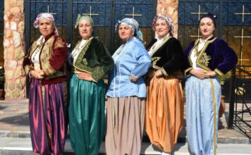 Πέντε Μικρασιάτικες φορεσιές στον Πολιτιστικό Σύλλογο Μάνδρας-Δωρεά στην μνήμη του Αλέξανδρου