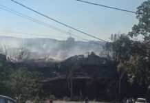 Συνεχίζει να καίει η φωτιά στο εργοστάσιο ανακύκλωσης στη Θεσσαλονίκη, κάνουν επιχωματώσεις για να σβήσουν τις ενεργές εστίες