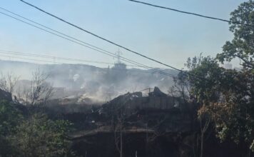Συνεχίζει να καίει η φωτιά στο εργοστάσιο ανακύκλωσης στη Θεσσαλονίκη, κάνουν επιχωματώσεις για να σβήσουν τις ενεργές εστίες