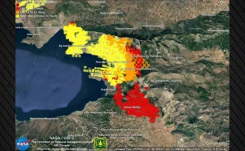 «Mega fire» η πυρκαγιά της Αττικοβοιωτίας: Δείτε χάρτη από δορυφόρο με τα ενεργά μέτωπα