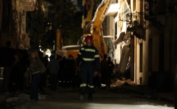 Έκρηξη στην Πλάκα: Μία νεκρή στα συντρίμμια, έρευνες για πέντε αγνοουμένους – Ολονύχτια επιχείρηση